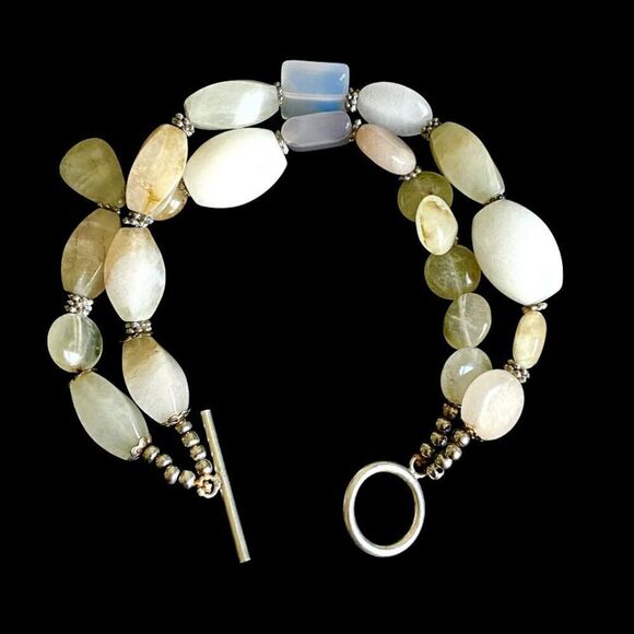 RR# Beautiful Polished Quartz w/ Silver Clasp Bracelet - Picture 3 of 7